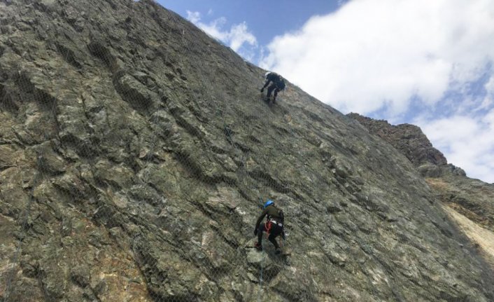 Yusufeli'nde heyelan riskine karşı yamaçlarda çelik ağlarla önlem alınıyor