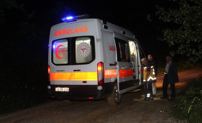 Amasya'da hasta almaya giden ambulans çamura saplandı