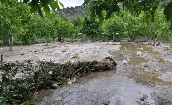 Amasya Gümüşhacıköy'de sağanak su baskınlarına neden oldu