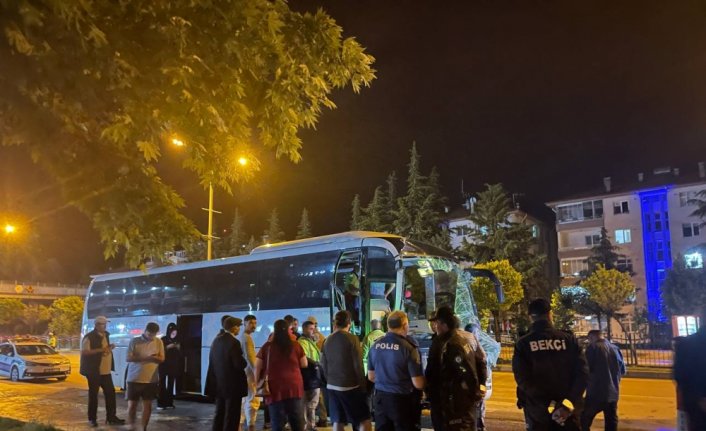 Amasya'da yolcu otobüsü ile tırın çarpışması sonucu 5 kişi yaralandı