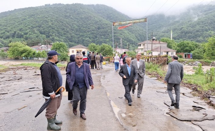 Bafra'da sağanak su baskınlarına neden oldu