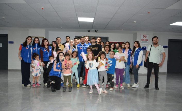 BARÜ öğrencileri deprem mağduru çocuklarla sinema etkinliğinde buluştu