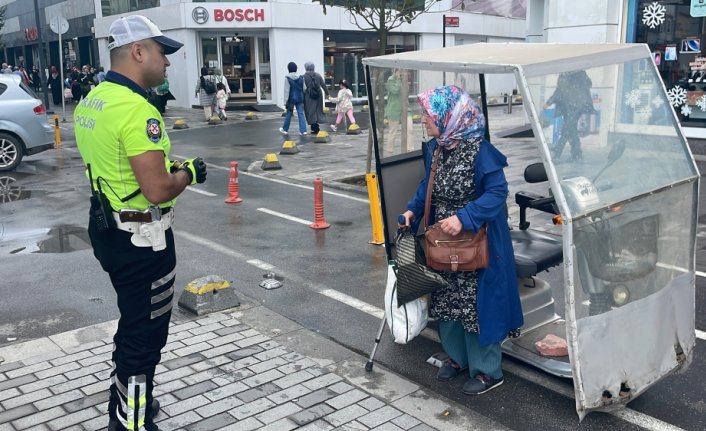 Düzce'de elektrikli bisikletinin tekeri patlayan engelli kadının yardımına polis yetişti
