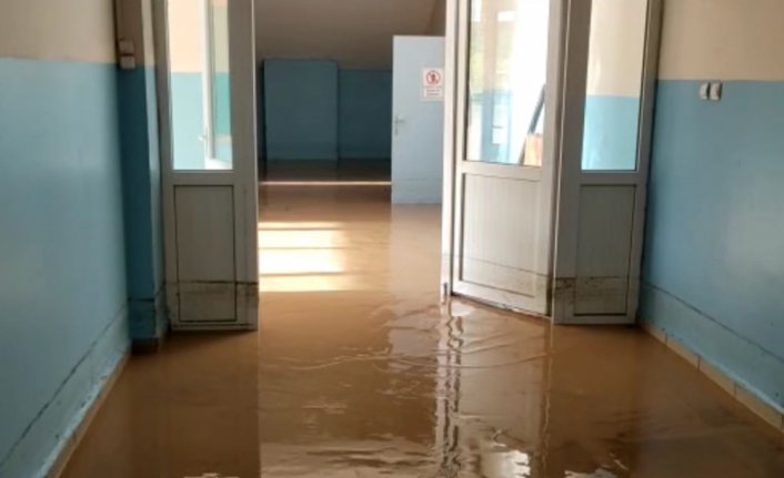 Karabük'te yağıştan etkilenen okul temizleniyor