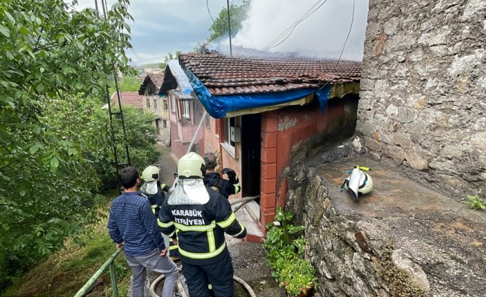 Karabük'te yangın çıkan tek katlı ev kullanılamaz hale geldi