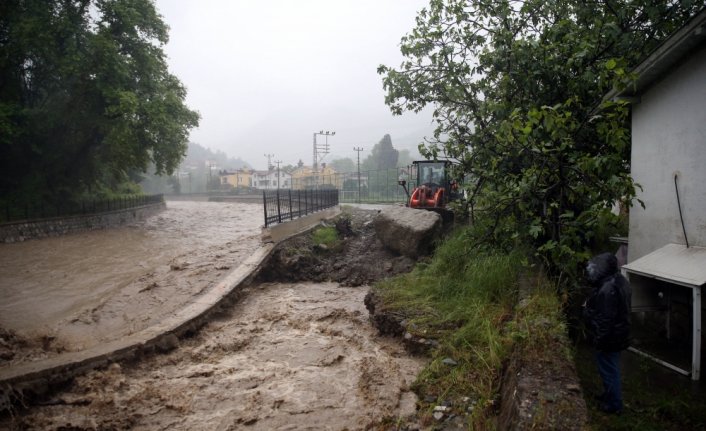 Kastamonu'nun İnebolu ilçesinde sel Evrenye köyünde zarara yol açtı