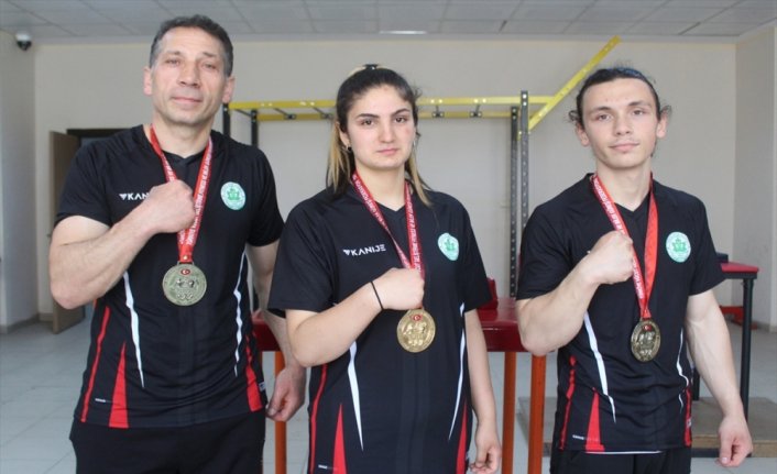 Ordulu bilek güreşi sporcuları Avrupa Şampiyonası'na hazırlanıyor