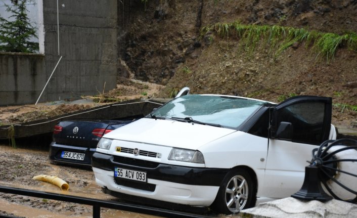 Samsun'da 5 araç çöken istinat duvarının altında kaldı