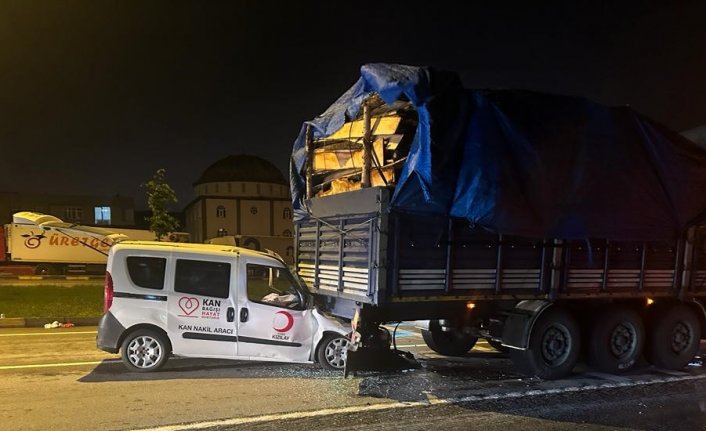 Samsun'da kaza yapan Türk Kızılay aracındaki kan başka araca nakledildi