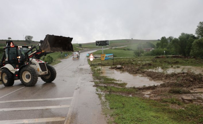 Samsun'un Bafra ilçesinde sel dolayısıyla grup yolunda ulaşım sağlanamıyor
