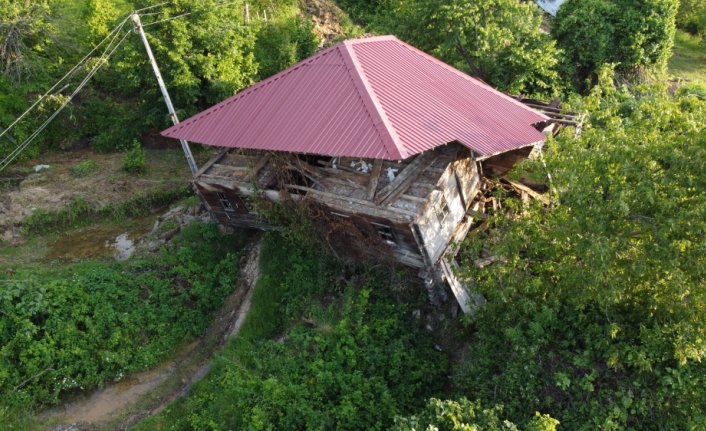 Sinop'ta meydana gelen heyelanda 4 ev kullanılamaz hale geldi