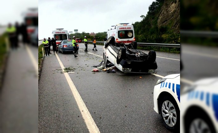Sinop'ta takla atan otomobildeki 2 kişi yaralandı
