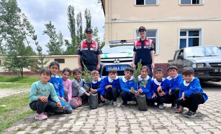 Tokat jandarma çocuklarla birlikte fidan dikti