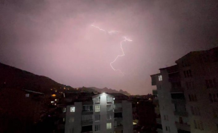 Tokat'ta sağanak sonrası şimşekler geceyi aydınlattı