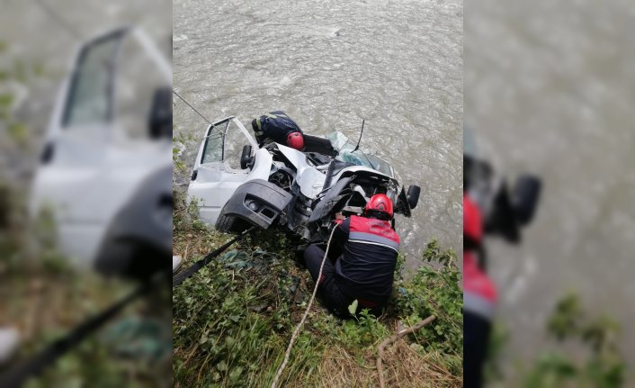 Trabzon'da dereye düşen kamyonetteki 2 kişi yaralandı