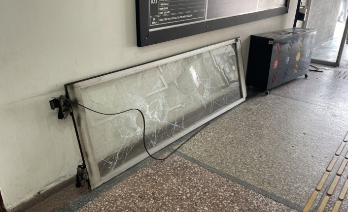 Zonguldak'ta belde belediye binasına levyeyle zarar veren 2 zanlı yakalandı