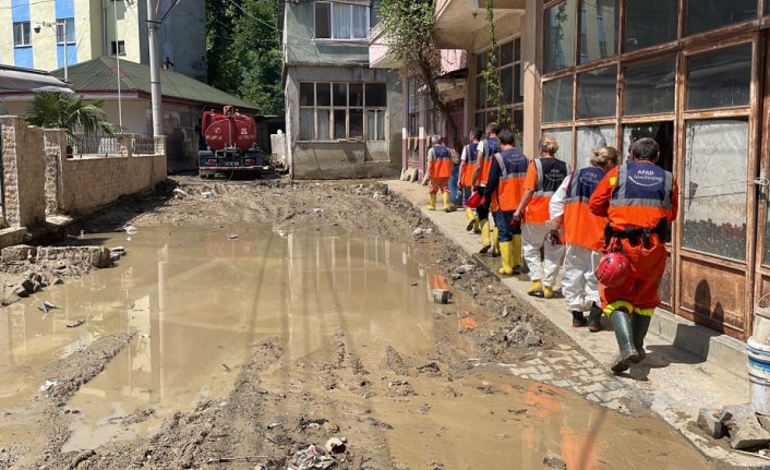 AFAD gönüllüleri Zonguldak'ta selin yaralarını sarıyor
