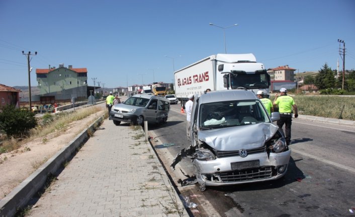 Amasya'da beş aracın karıştığı kazada 5 kişi yaralandı