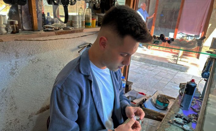 Amasyalı aile üç kuşaktır saatlerin ömrünü uzatıyor