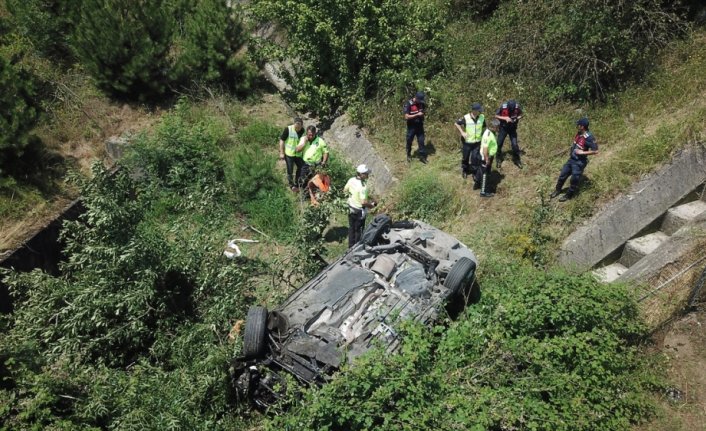 Anadolu Otoyolu'nda şarampole devrilen otomobilin sürücüsü öldü
