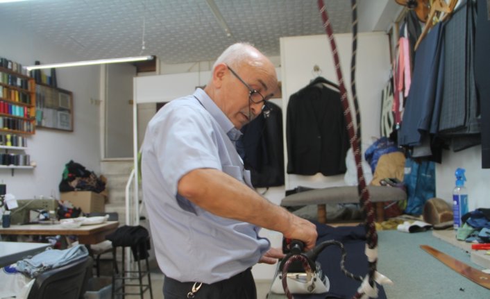 Arkadaşının tavsiyesiyle başladığı terziliği yaklaşık yarım asırdır sürdürüyor