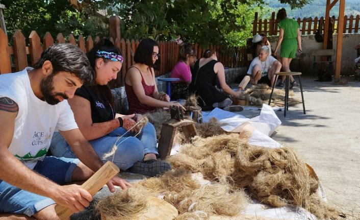 Ayancık Ketenevi, yerli ve yabancı ziyaretçilerini ağırlıyor