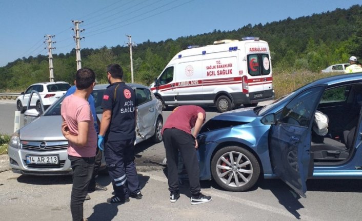 Bolu'da iki otomobilin çarpışması sonucu 2 kişi yaralandı