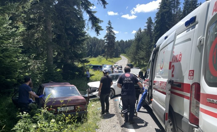 Bolu'da otomobilin çarptığı park halindeki araçtaki 2 kişi yaralandı