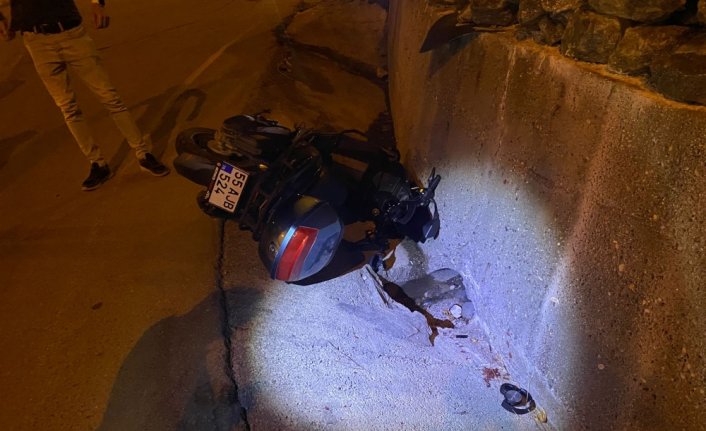 Çarşamba'da şarampole devrilen motosikletin sürücüsü ağır yaralandı