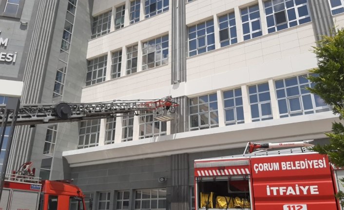 Çorum Belediyesi hizmet binasında çıkan yangın söndürüldü