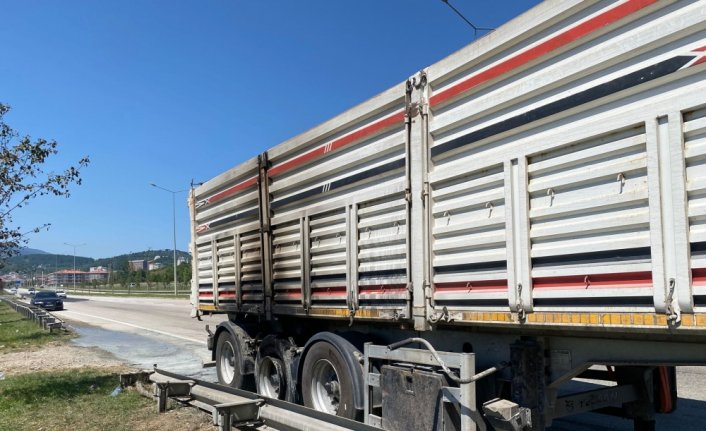 Düzce'de seyir halindeki tırda çıkan itfaiye söndürüldü