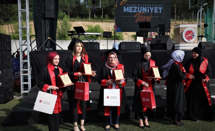 Hayali olan üniversiteden 82 yaşında mezun oldu