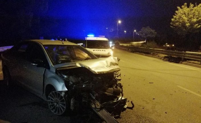Karabük'te bariyerlere çarpan otomobilin sürücüsü yaralandı