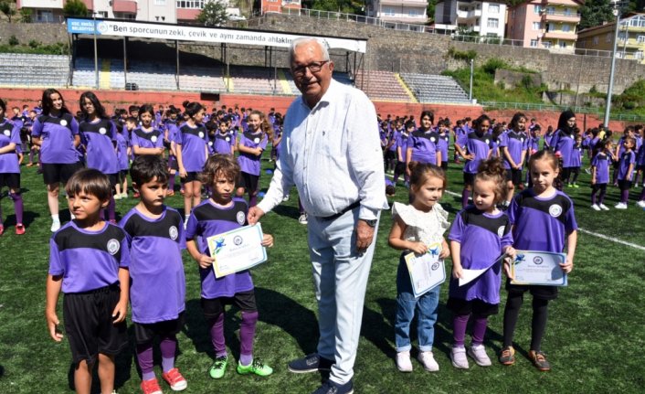 Karadeniz Ereğli'de yaz futbol okulunu tamamlayan sporculara sertifika verildi