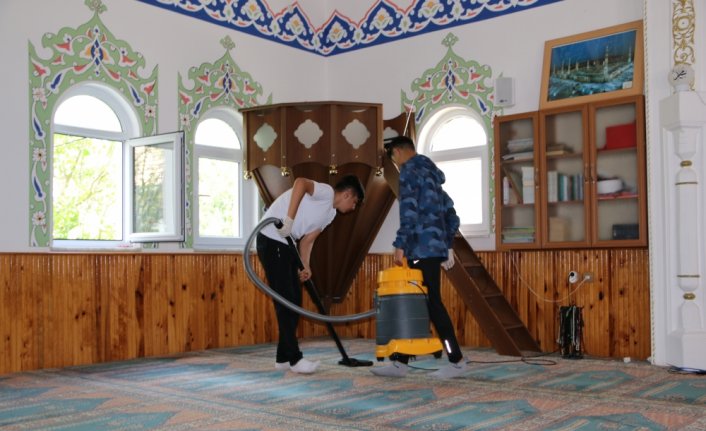 Kastamonu'da gençlik kampına katılan gençler camide temizlik yaptı