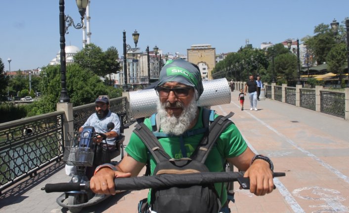 Okuduğu kitaptan etkilenip yürüyerek Türkiye turuna çıktı