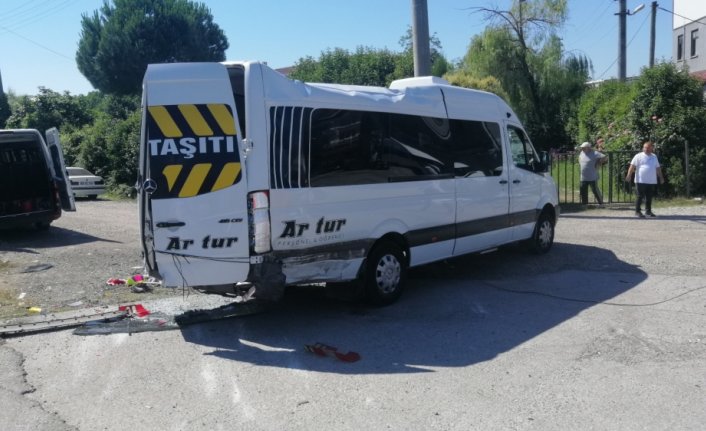 Samsun'da otomobille çarpışan servis minibüsü devrildi, 19 kişi yaralandı