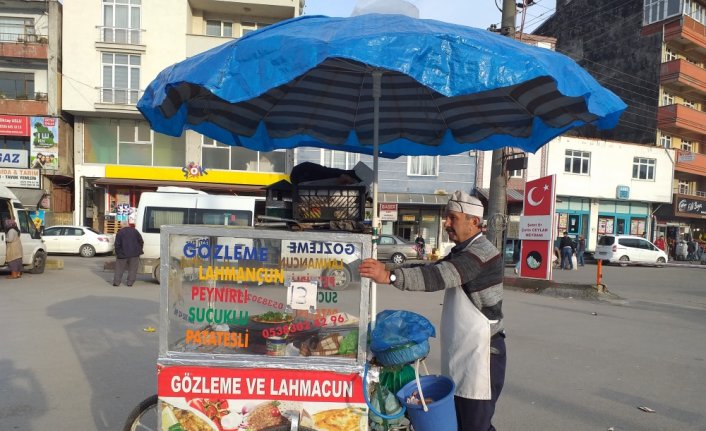 Seyyar tezgahında gözleme ve lahmacun satarak 31 yıldır evinin geçimini sağlıyor