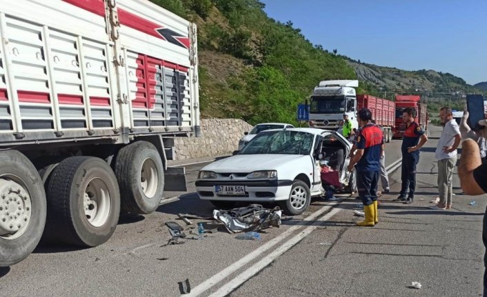 Sinop'ta iki otomobil çarpıştı, 1 kişi öldü, 8 kişi yaralandı