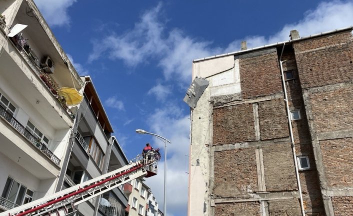 Sinop'ta kuvvetli rüzgar nedeniyle gemiler limana sığındı