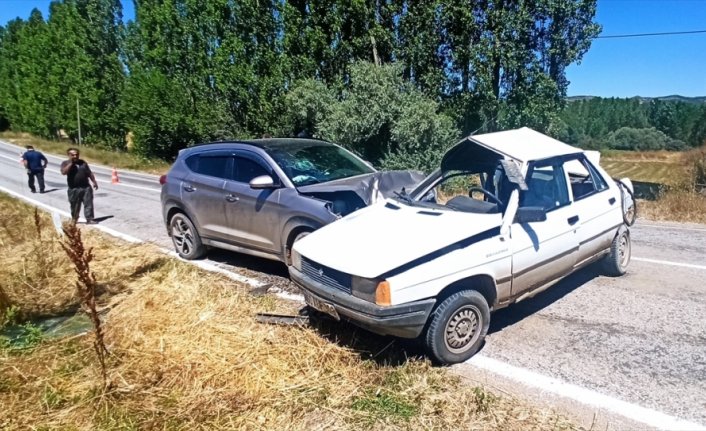 Tokat'ta iki otomobil çarpıştı, 1 kişi öldü, 4 kişi yaralandı