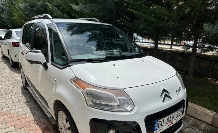 Tokat'ta seyir halindeki araca yorgun mermi isabet etti