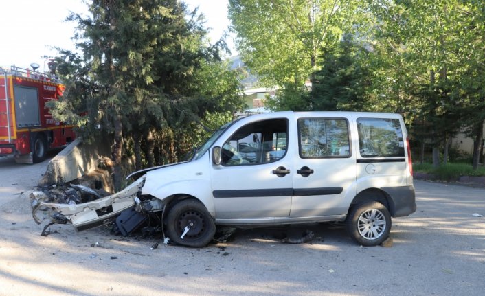 Amasya'da beton bariyere çarpan hafif ticari araçtaki 3 kişi yaralandı