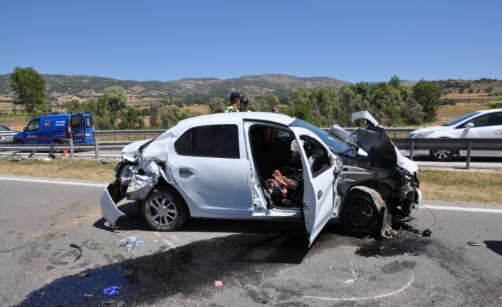 Amasya'da refüje çarpan otomobildeki 1 kişi öldü