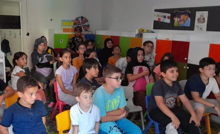 Ayancık'ta öğrenciler Hacivat ve Karagöz gösterisi ile eğlendi