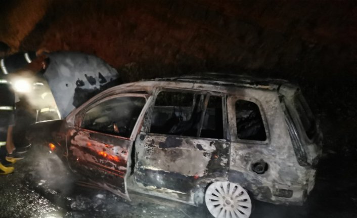 Ayancık’ta seyir halindeki otomobil yandı
