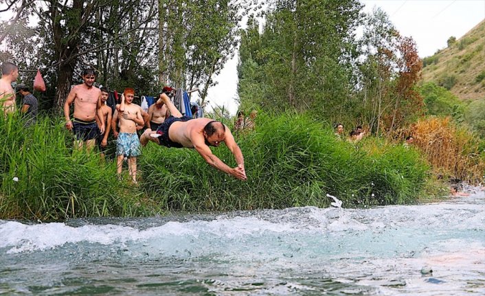 Bayburt'ta sıcaktan bunalan vatandaşlar nehirde serinliyor