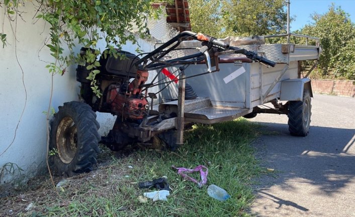Düzce'de bahçe duvarına çarpan tarım aracındaki 4 kişi yaralandı