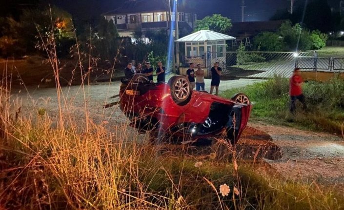 Düzce'de devrilen otomobildeki 2 kişi yaralandı