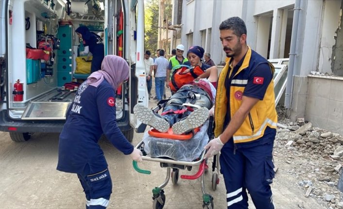 Düzce'de inşaatın ikinci katından düşen işçi yaralandı